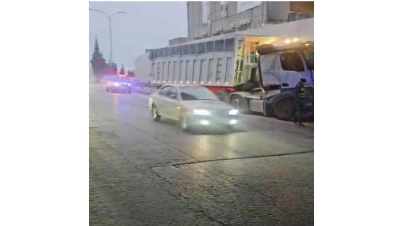 تدهــور تــريلا واصطــدامها بأعمدة جسر الفردوس في مرج الحمام