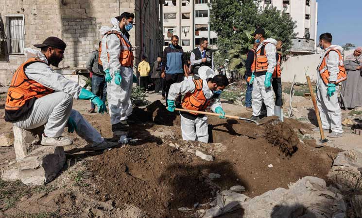 انتشال جثامين فلسطينيين استشهدوا خلال الإبادة من مستشفى المعمداني
