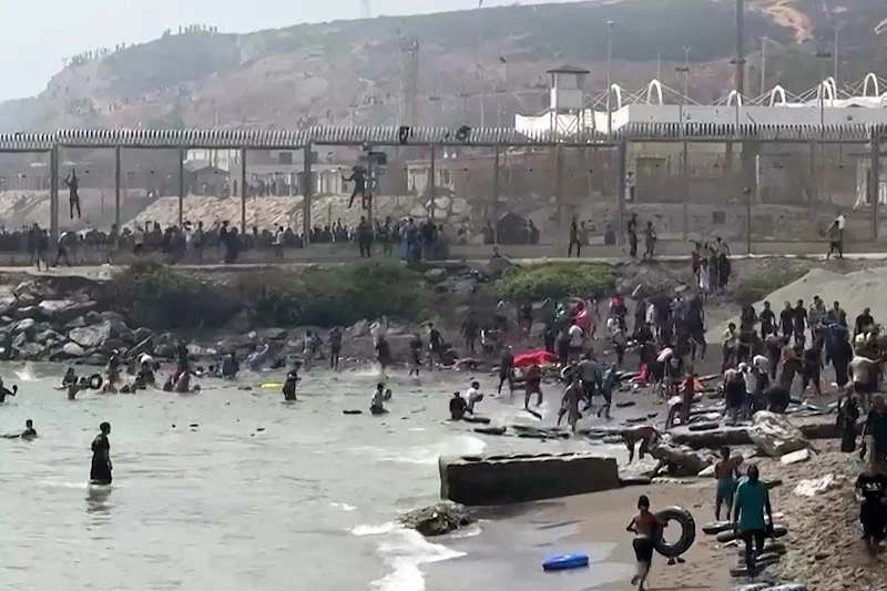 المغرب يعلن تدفق نحو 40 ألف شخص إلى سبتة ووفاة 11 