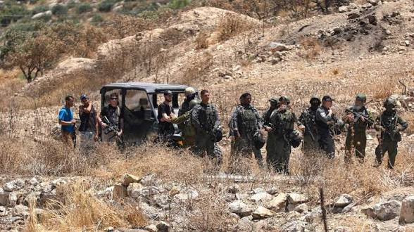الضفة ..  مستوطنون يصيبون مسنا فلسطينيا والجيش الإسرائيلي يعتقل شقيقين 