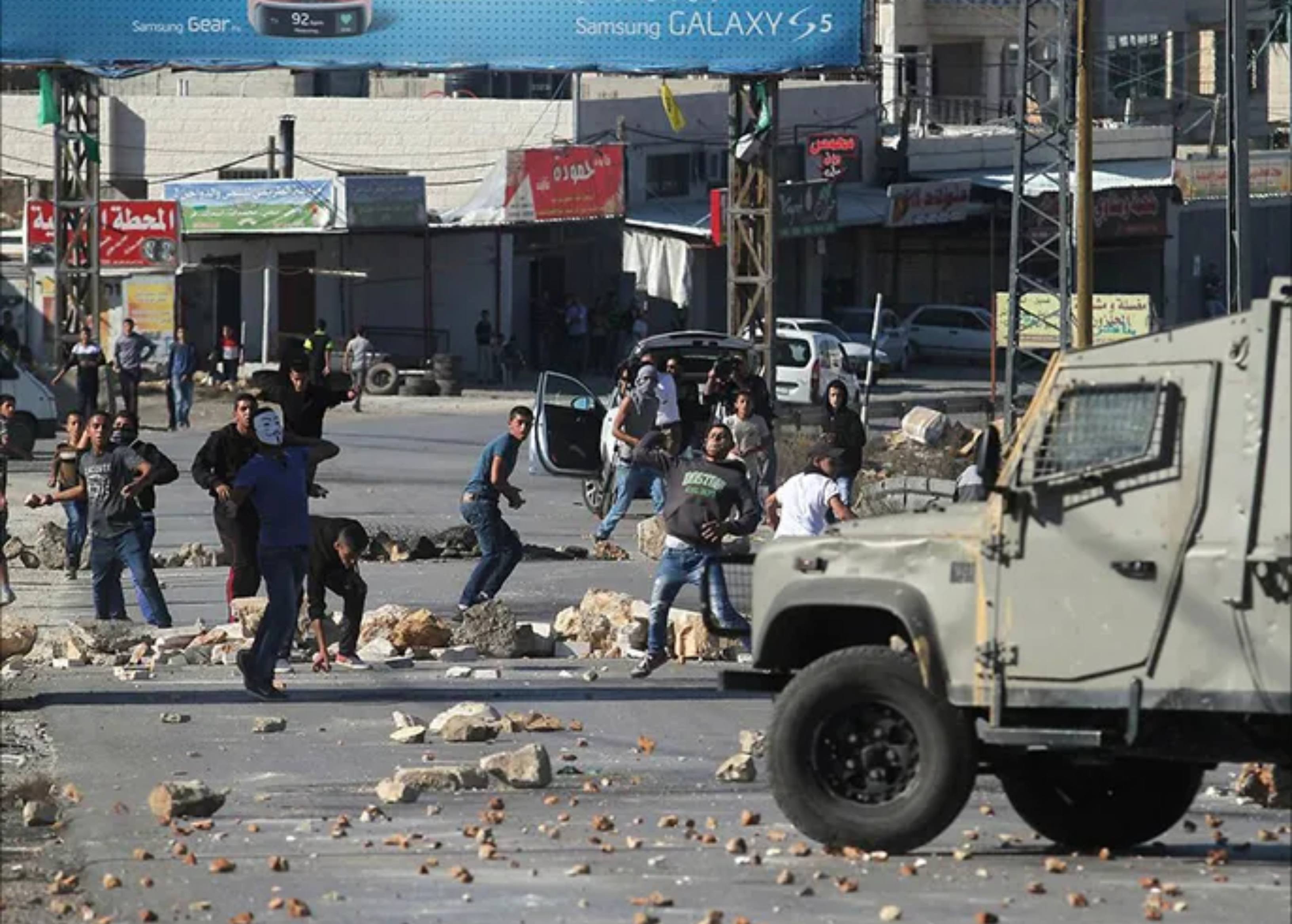 إصابة فلسطيني ونجله برصاص مستوطنين واقتحام مخيم الفوار بالخليل