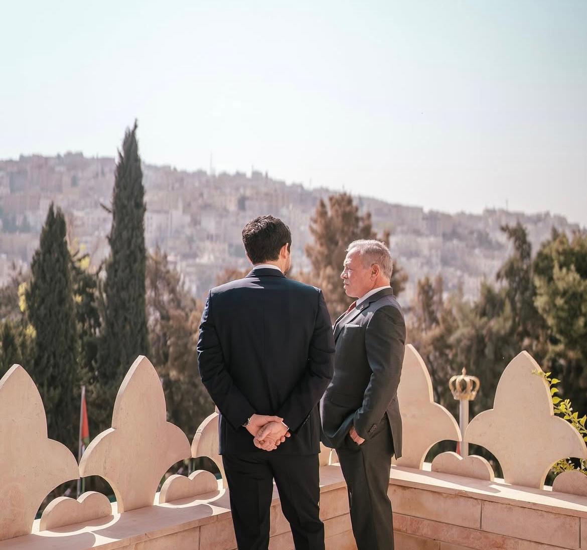 الملك وولي العهد من شرفة قصر رغدان في عمان 