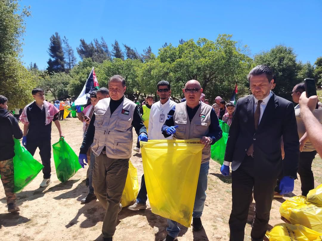 حملة نظافة شاملة في غابات دبين ..  صور