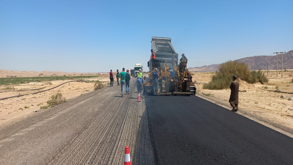مباشرة أعمال صيانة على طريق وادي عربة