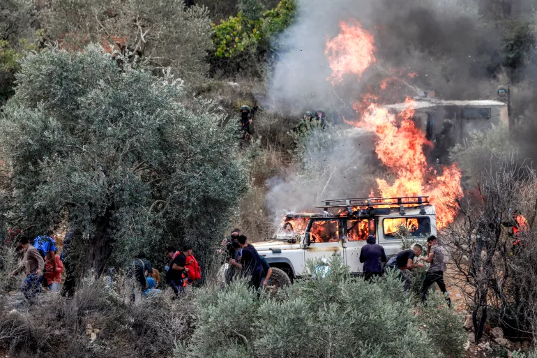 مستوطنون يحرقون منزلا و4 مركبات في اعتداءات متفرقة بالضفة الغربية