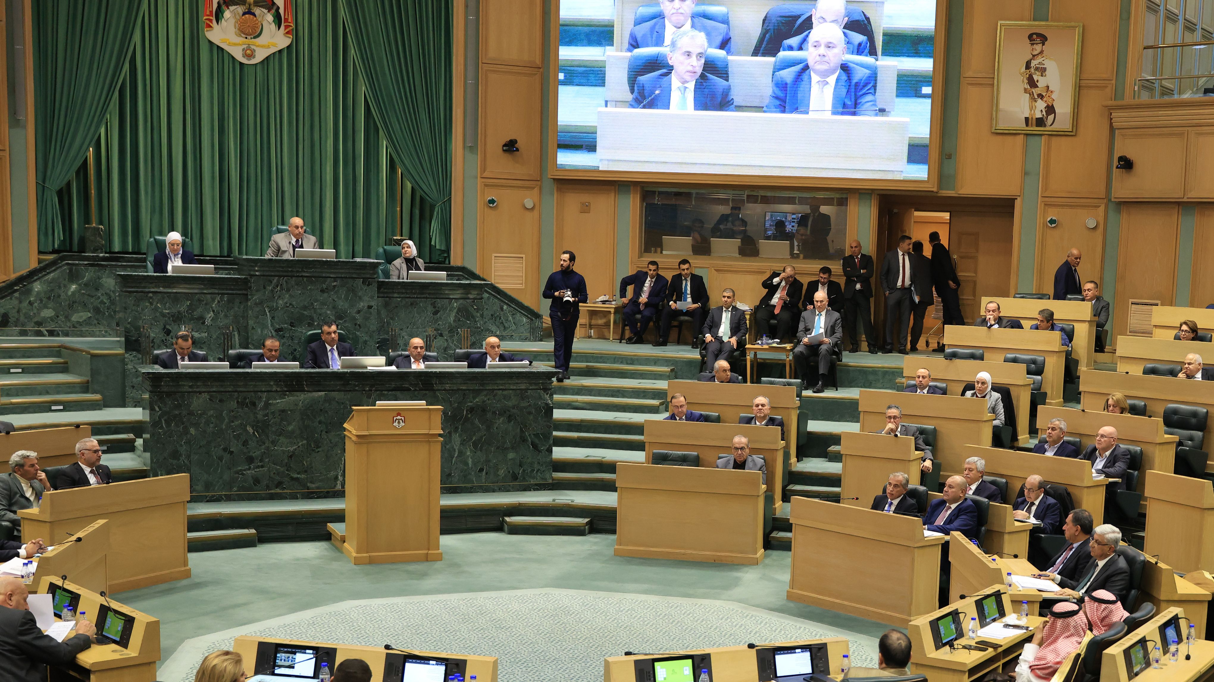 رئيس الوزراء يؤكّد التزام الحكومة بالعمل مع مجلس النوَّاب