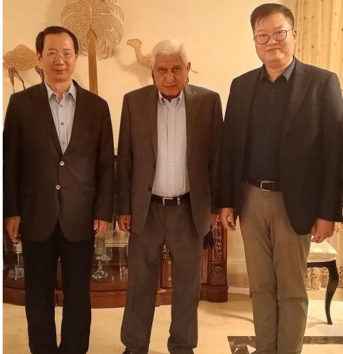الأزايدة يعرض جهود الأردن بوقف حرب غزة في السفارة الصينية