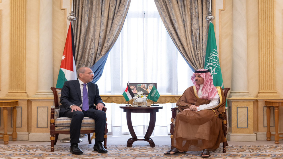 الصفدي ونظيره السعودي يبحثان المستجدات الإقليمية 