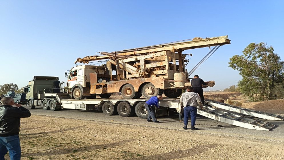 ضبط حفارة مخالفة في الأزرق واعتداءات على خطوط مياه في معان 