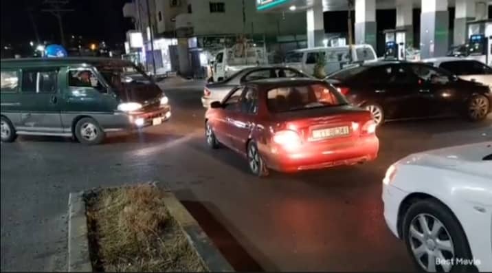 طوابير أمام محطات الوقود قبيل رفع الأسعار بالمملكة ..  فيديو