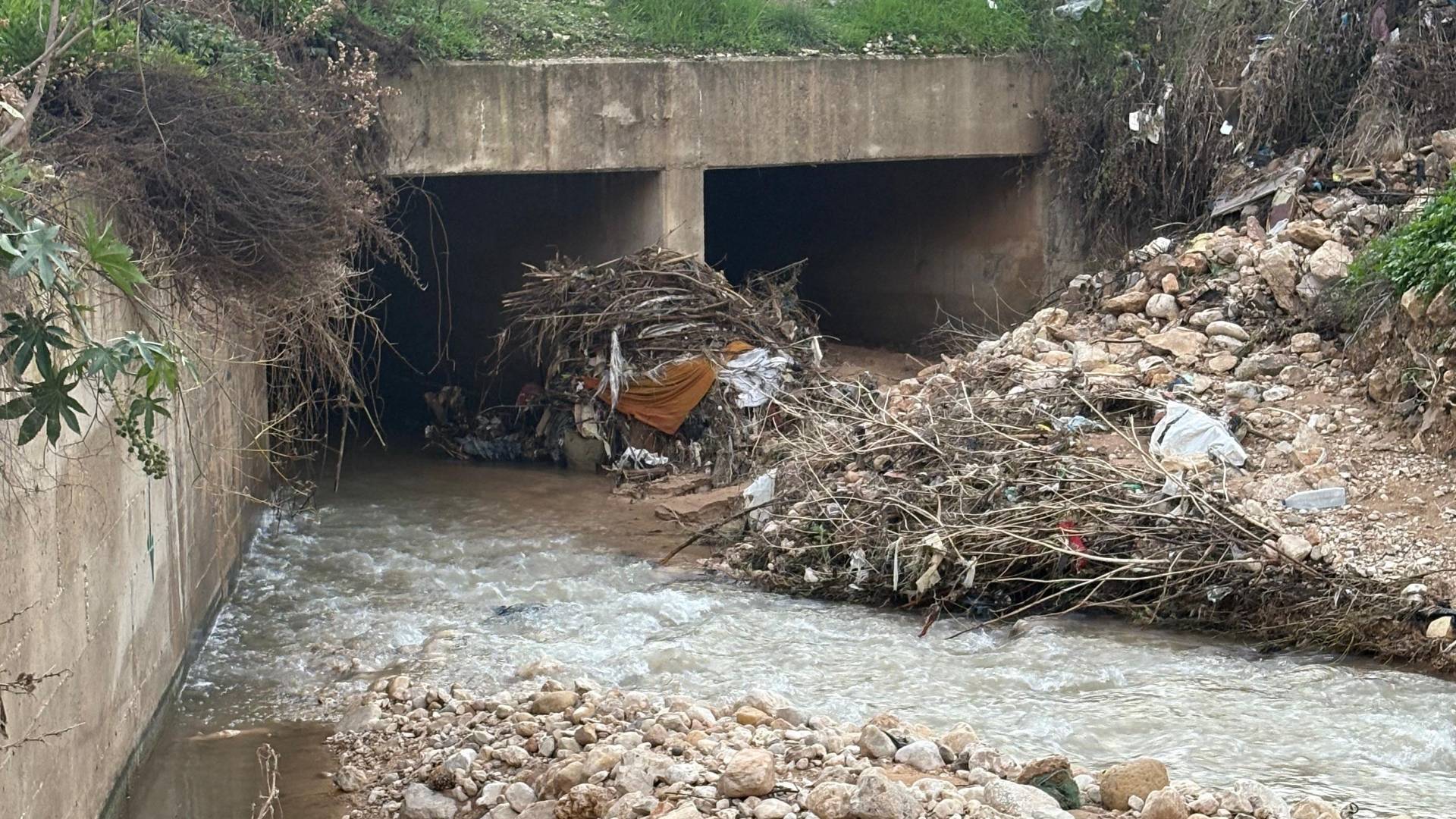 كارثة بيئية في وادي السير: تلوث شديد وسدود بلاستيكية تهدد السكان