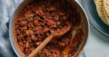 طريقة عمل الفول بالصلصة لسحور صحي 