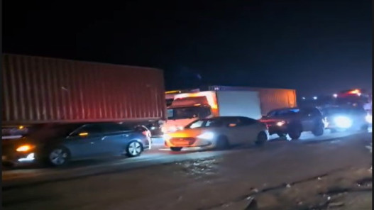 قطع السير بالاتجاهين على الطريق الصحراوي