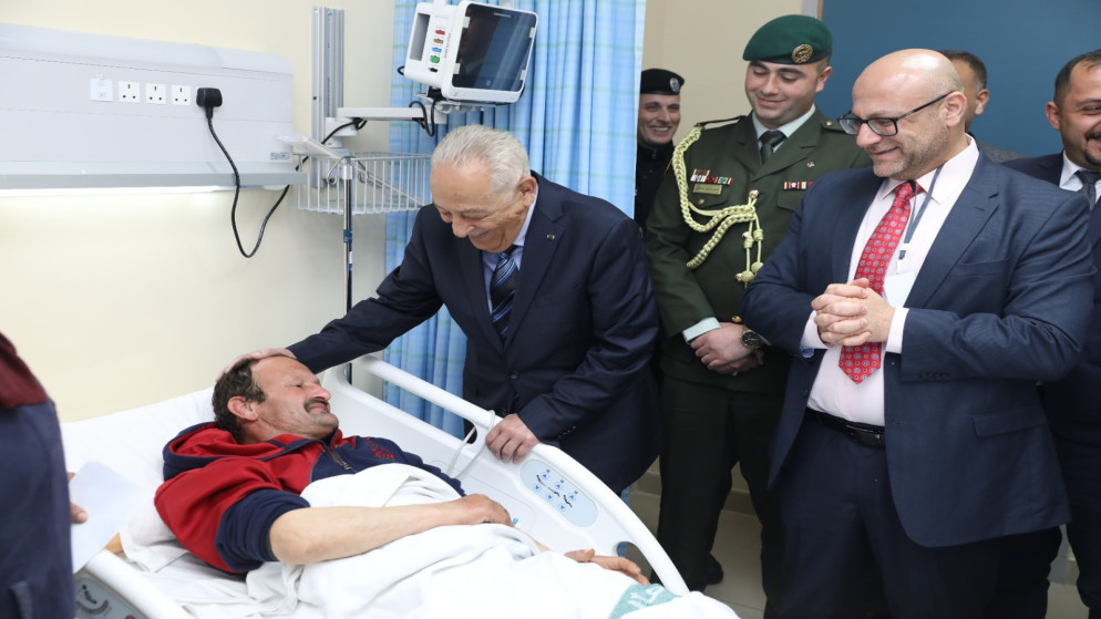 العيسوي يطمئن على مواطن إثر إصابته بشظايا صاروخ