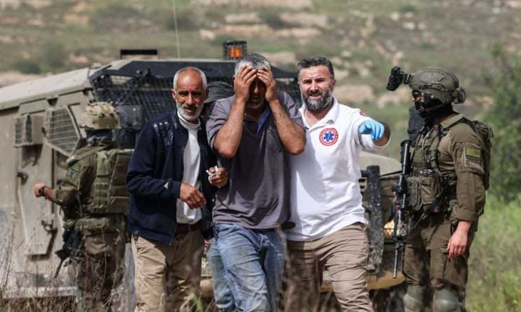 الضفة ..  إصابة فلسطيني برصاص مستوطنين شرقي رام الله