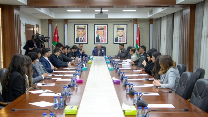 الصحة النيابية تبحث مع طلبة البلقاء التطبيقية تحديات التعليم الطبي