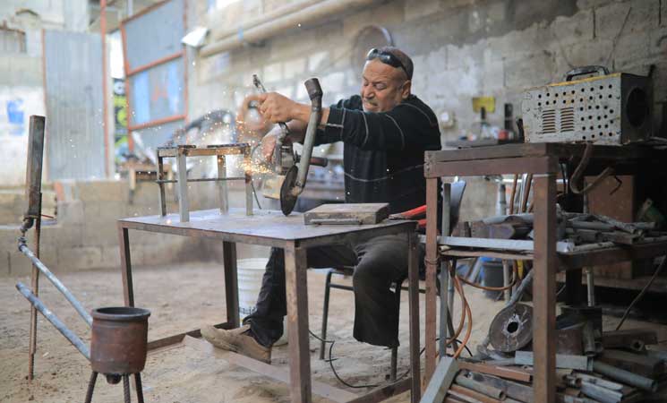 حداد فلسطيني يتحدى تداعيات الحرب والإعاقة في غزة