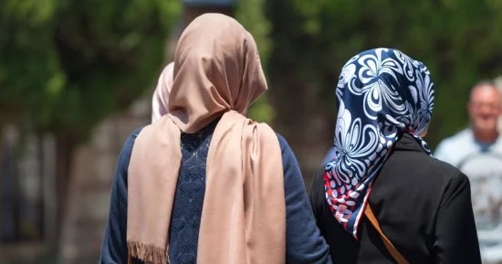سباق الانتخابات الفرنسية: الحجاب في مواجهة اليمين المتطرف