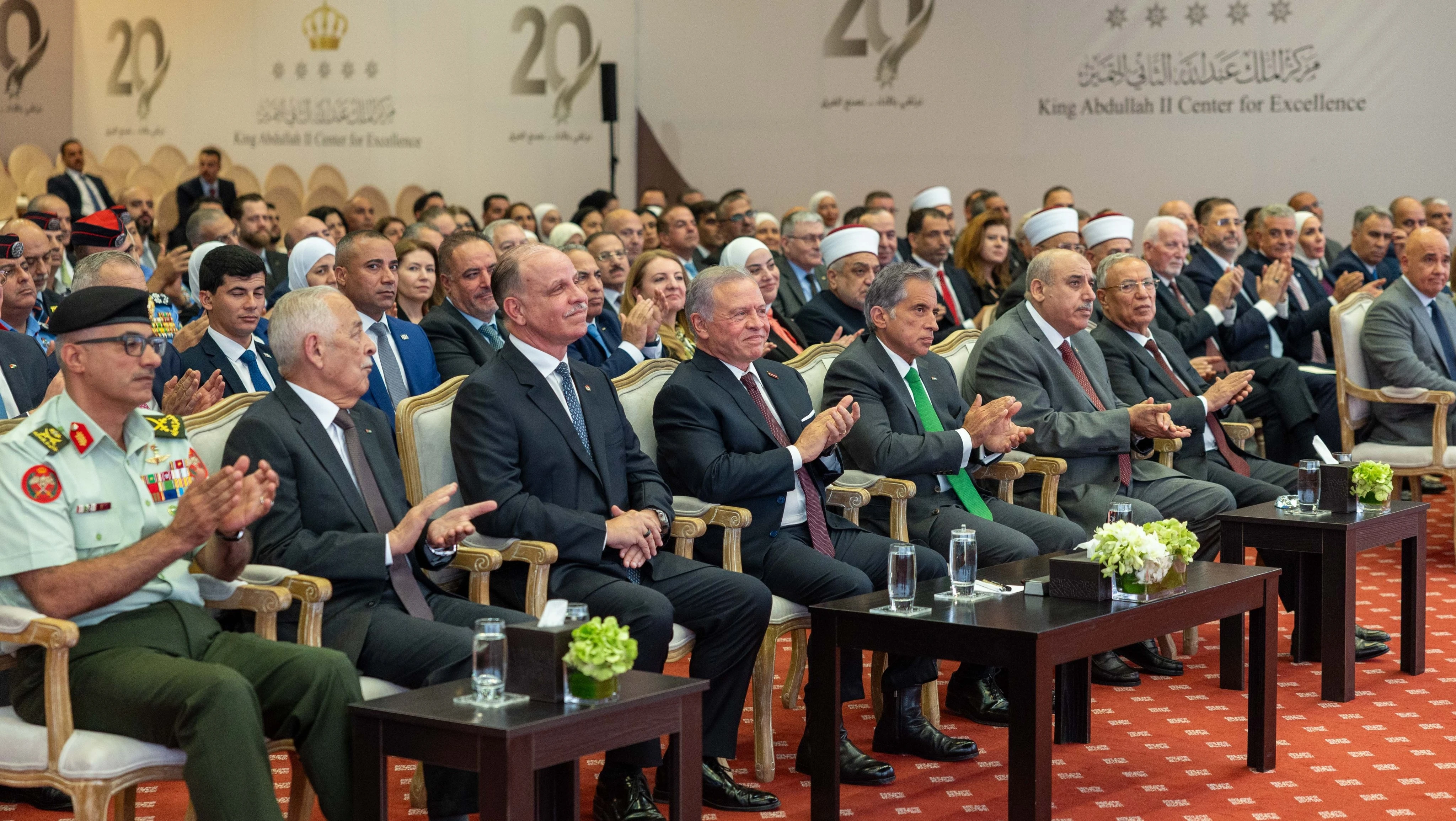 الملك يكرم شخصيات بارزة في مركز التميز