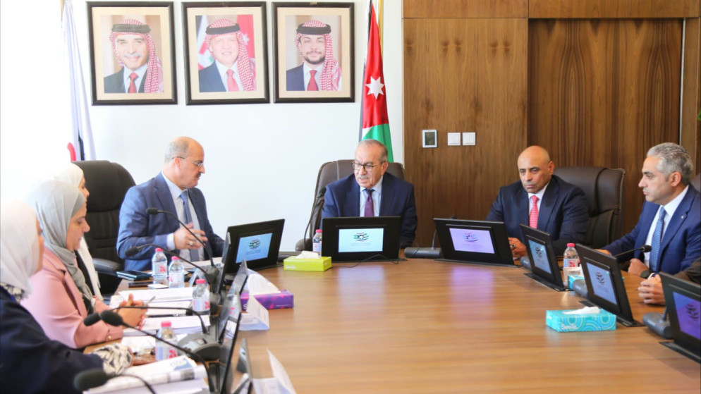 أبو السمن يزور دائرة العطاءات الحكومية