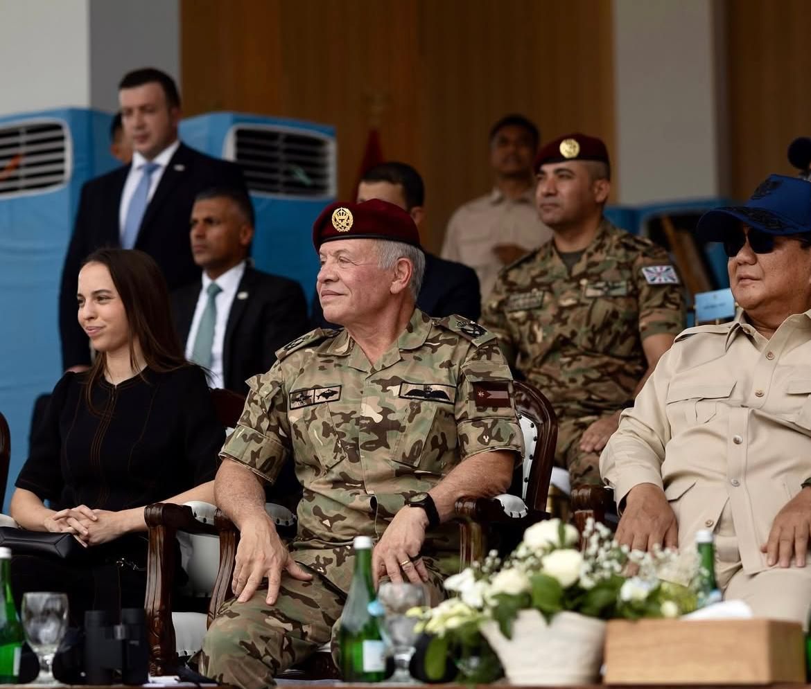 جلالة الملك والاميرة سلمى خلال متابعة تمرين عسكري مشترك للطائرات المسيرة