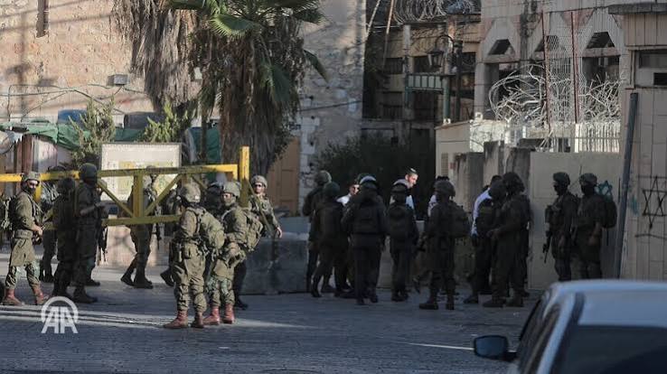 اعتقال 7 فلسطينيين من الضفة الغربية بينهم أسير محرر ونجله
