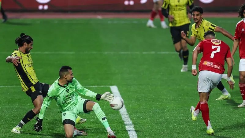 الأهلي يهزم دجلة بثلاثية ويرتقي إلى المركز الثالث