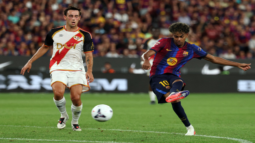 برشلونة يقلب الطاولة بفوز كبير بثنائية جمال ورافينيا
