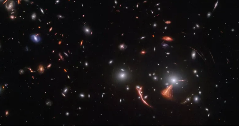 جيمس ويب يلتقط صورة تبين كيف تشوه الجاذبية الزمكان