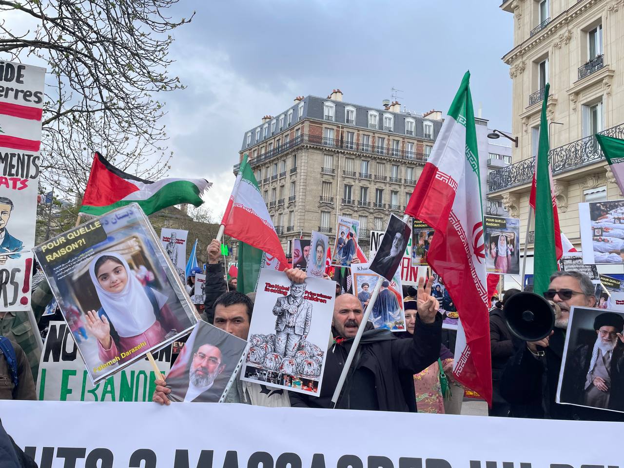 مئات المتظاهرين يحتشدون في باريس رفضًا للتهديدات ضد إيران 