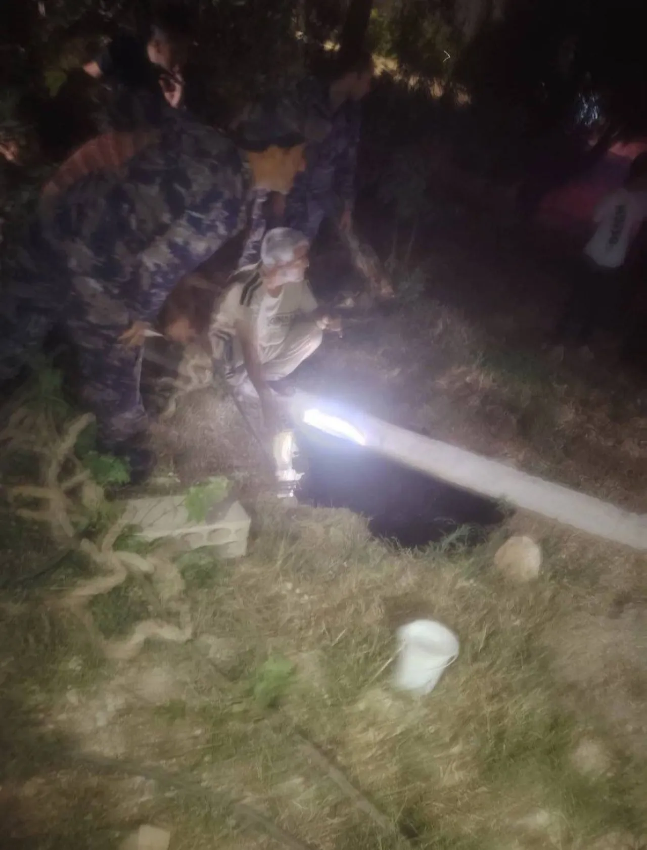 نجاة أب وابنه بعد سقوطهما في حفرة مياه عادمة شرق إربد