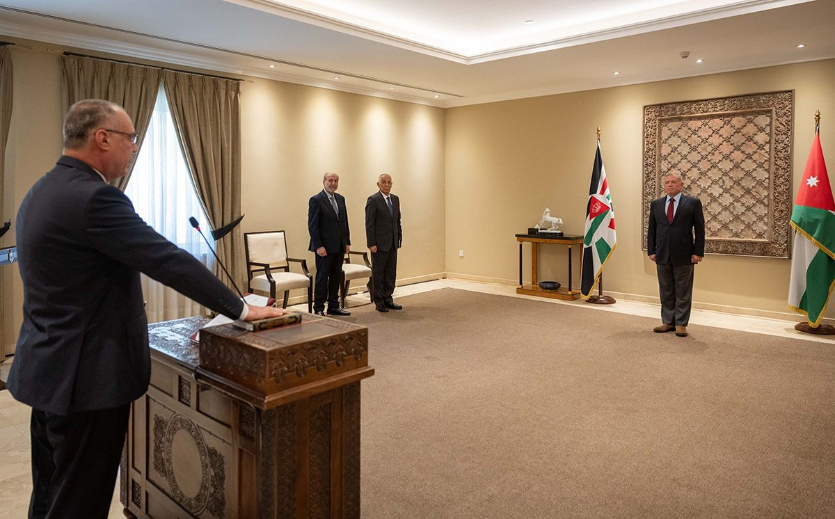 علي الزيود يؤدي اليمين أمام الملك 