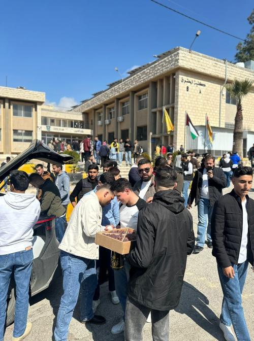 طلاب السلط بالجامعة الأردنية يقدمون القهوة والتمر والماء عن أرواح شهداء غزة