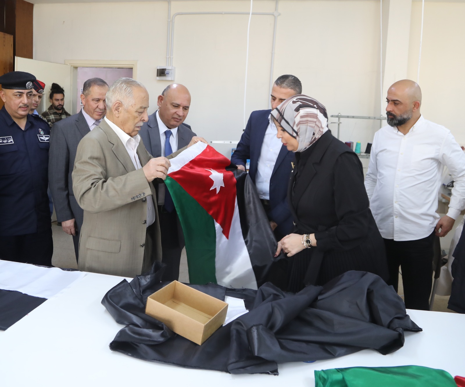 العيسوي يتفقد مشروع مشغل الرايات والأعلام والملابس المهنية التابع لجمعية سيدات جرش الخيرية