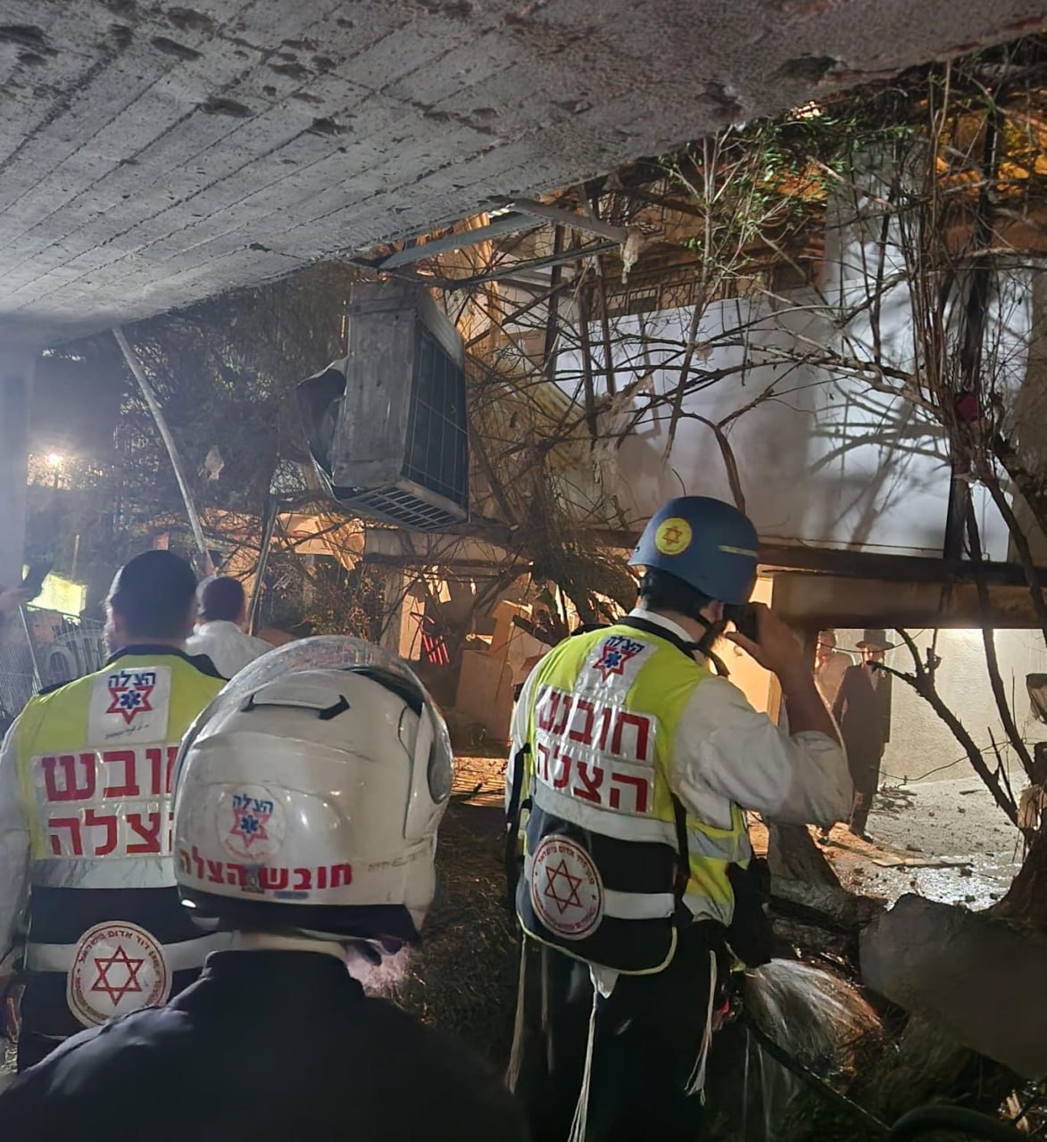 شظايا صاروخية تضرب تل أبيب والإسعاف الإسرائيلي يعلن إصابات متفرقة  ..  صور 