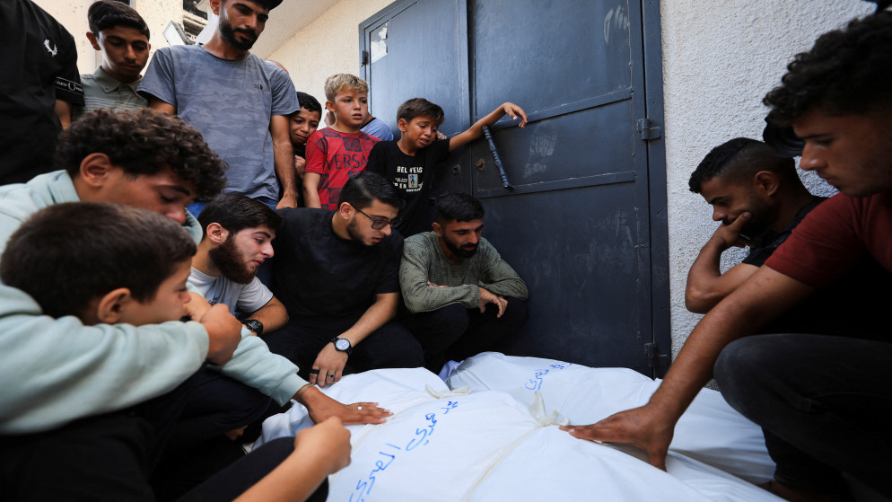 شهيد وإصابات بقصف الاحتلال خيمة نازحين في دير البلح