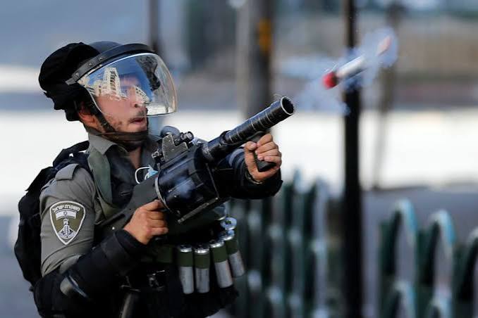 قنابل الغاز تصيب عشرات الطلبة الفلسطينيين بالاختناق