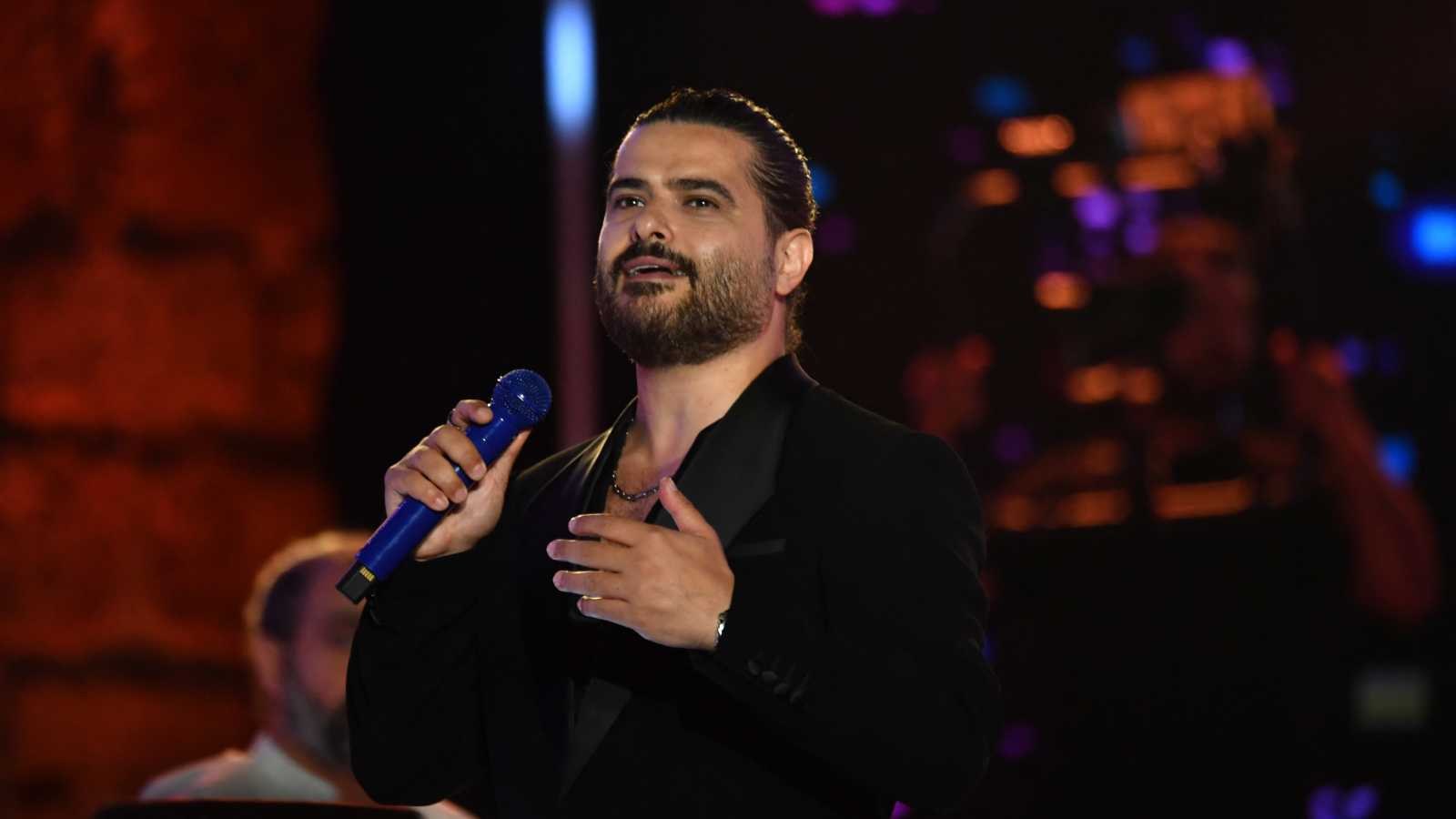 ناصيف زيتون يشوّق جمهوره لحفل الميلاد