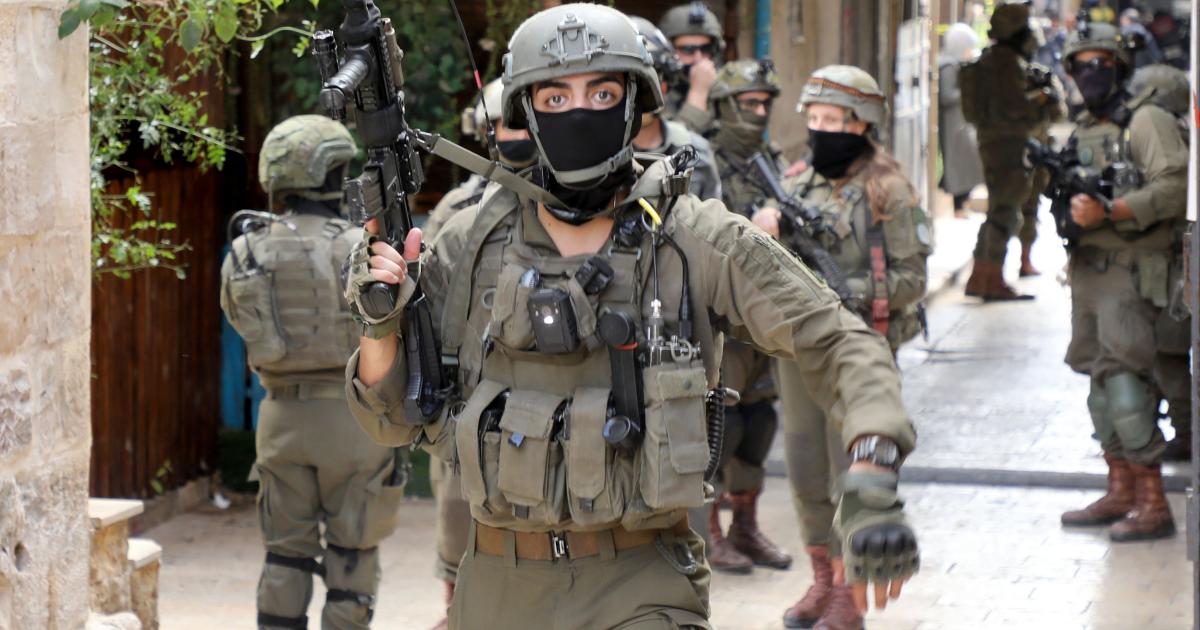 الاحتلال يجبر عائلة فلسطينية على نبش قبر نجلها