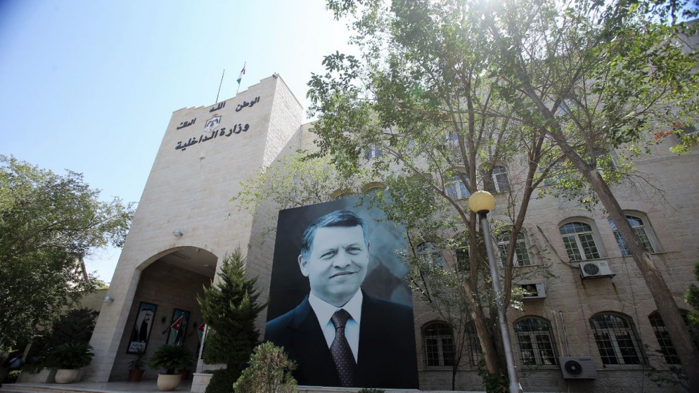 وزير الداخلية يجري تنقلات بين عدد من المتصرفين  ..  أسماء 