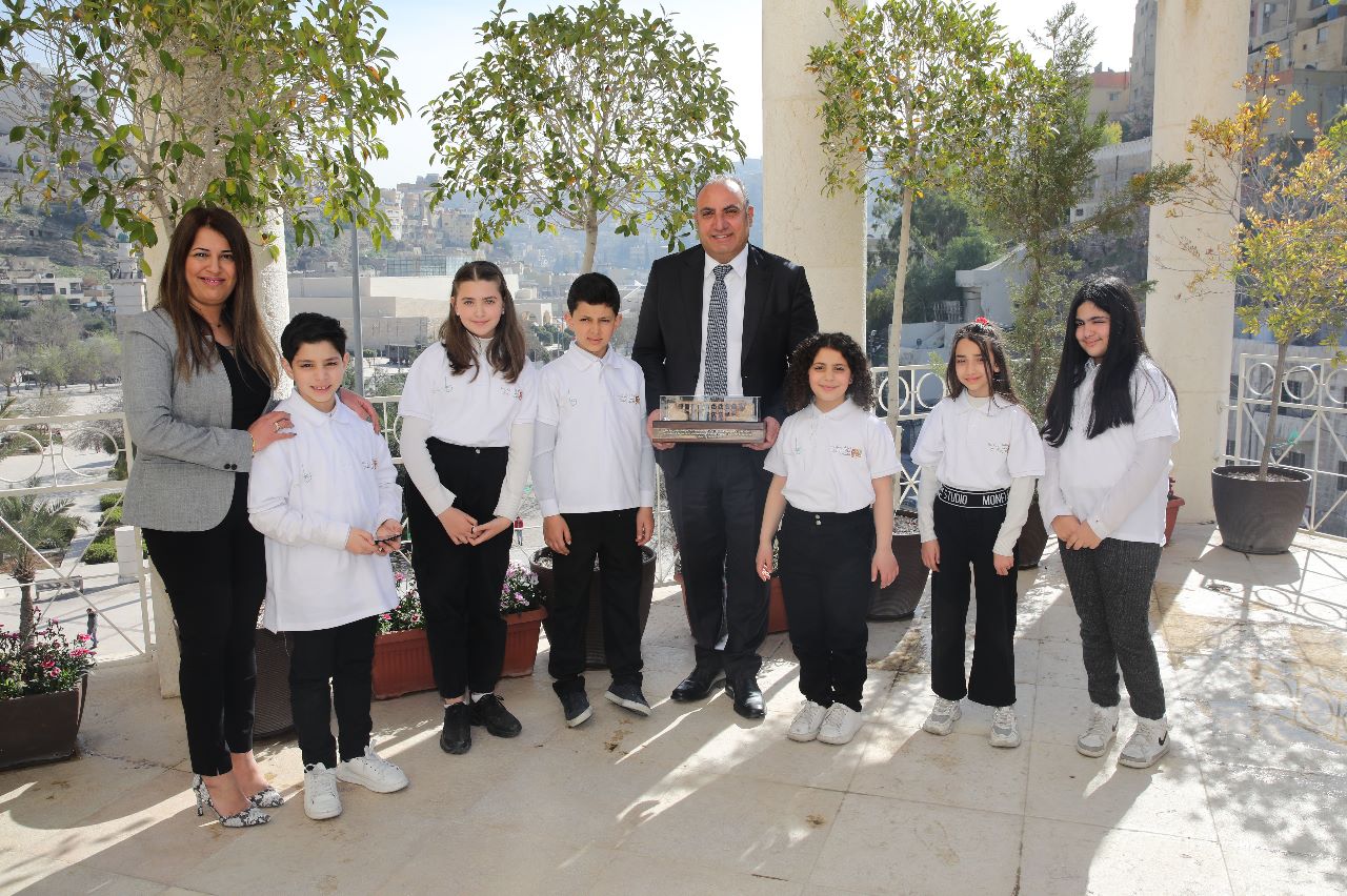 امين عمان يلتقي وفد اطفال من رواد مركز زها الثقافي 