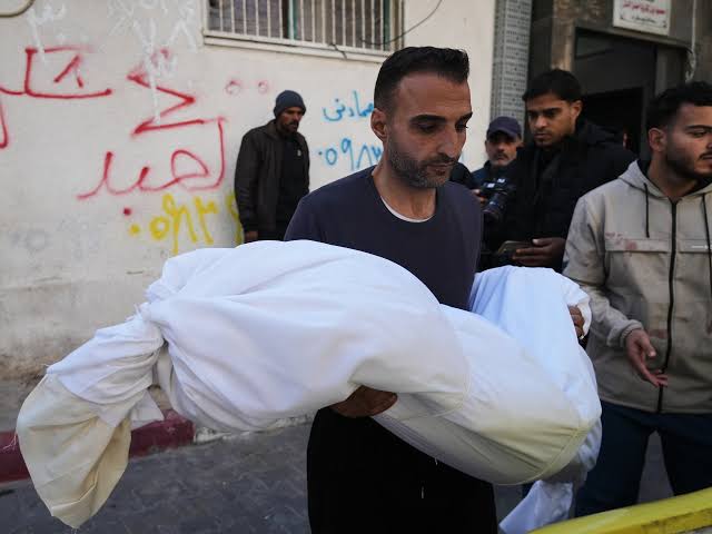 4 شهداء بينهم طفل بهجمات إسرائيلية على غزة منذ صباح الخميس