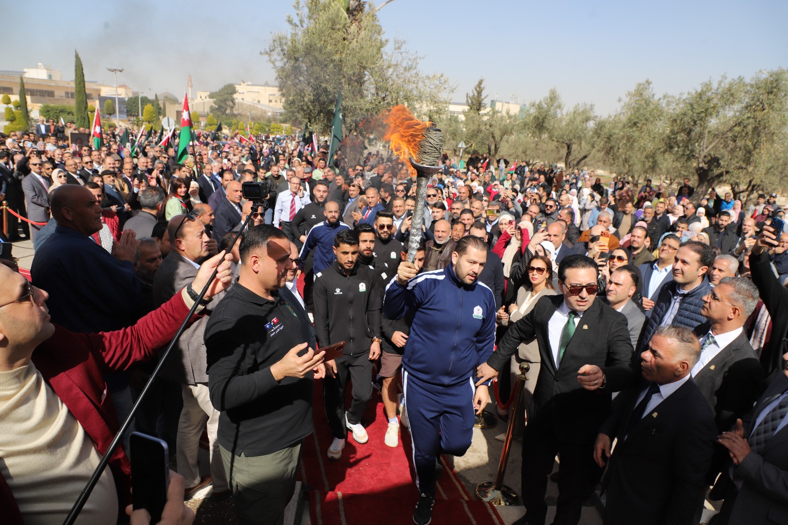 إيقاد شعلة اليرموك احتفاءً باليوبيل الذهبي ..  صور