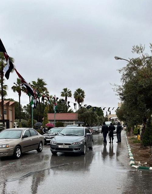 أكاديميو وإداريو اليرموك يواصلون اعتصامهم رغم الامطار  ..  تفاصيل وصور 