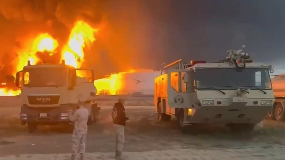 إخماد حريق اندلع في خزانات وقود بمطار الكويت إثر هجوم بطائرات مسيرة