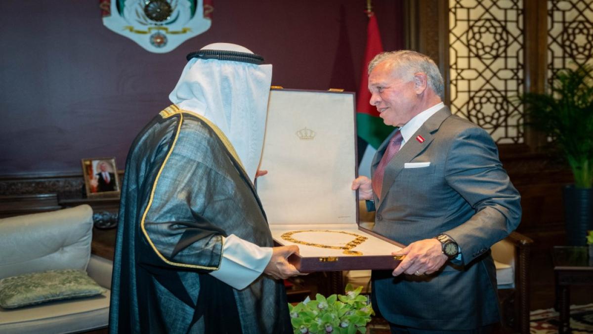 ما هي القلادة التي منحها الملك لأمير الكويت 