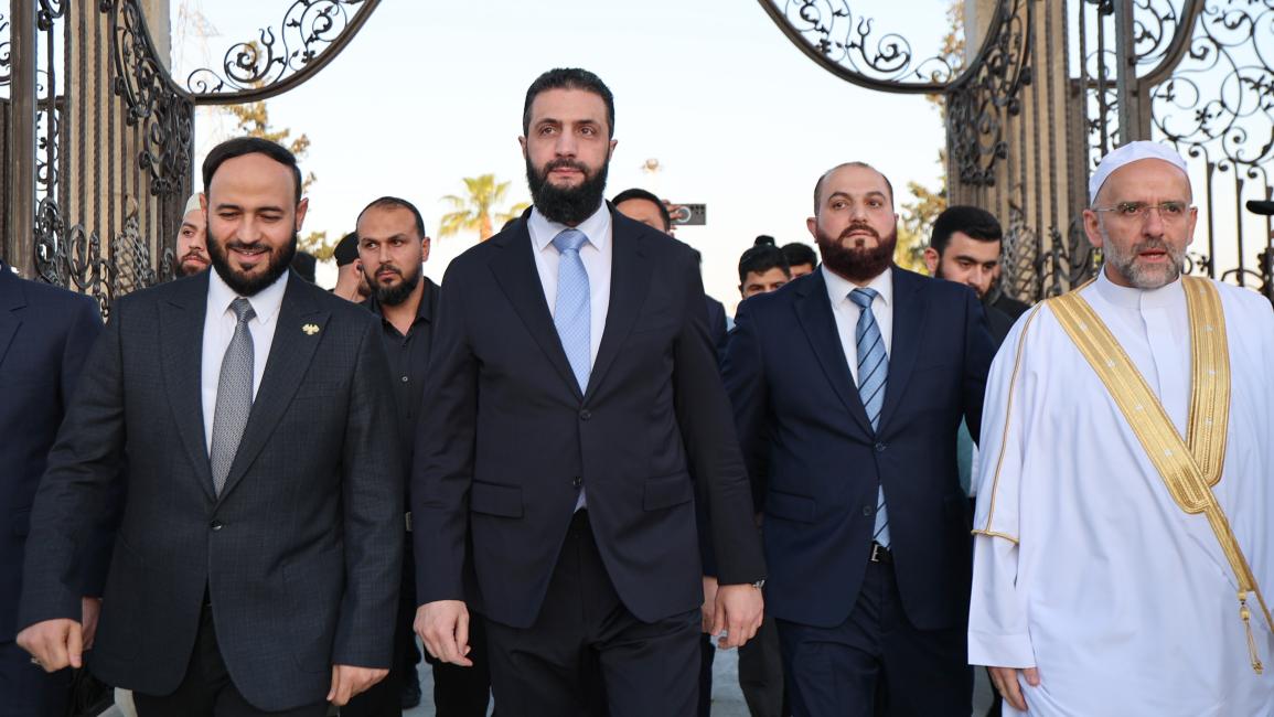 حقائب باليستية تحيط بأحمد الشرع خلال صلاة العيد ..  صورة