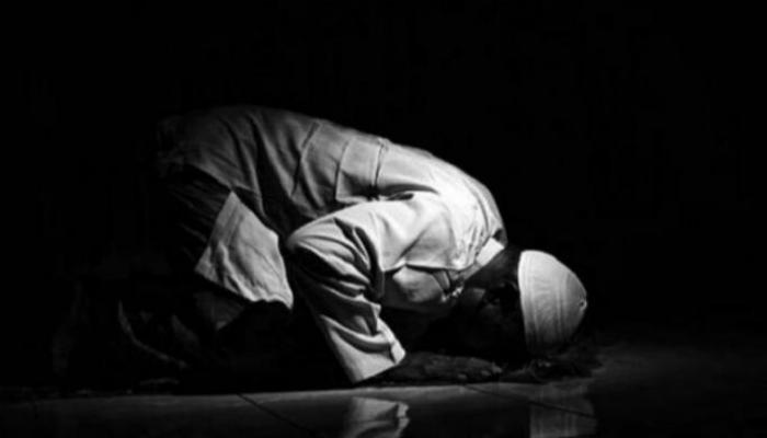 ما هو الإقعاء في الصلاة ولماذا نهى عنه النبي ﷺ