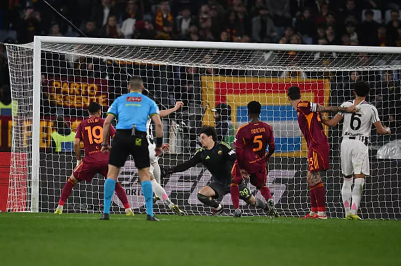 روما يشدد ضغطه على يوفنتوس في سباق التأهل لدوري الأبطال