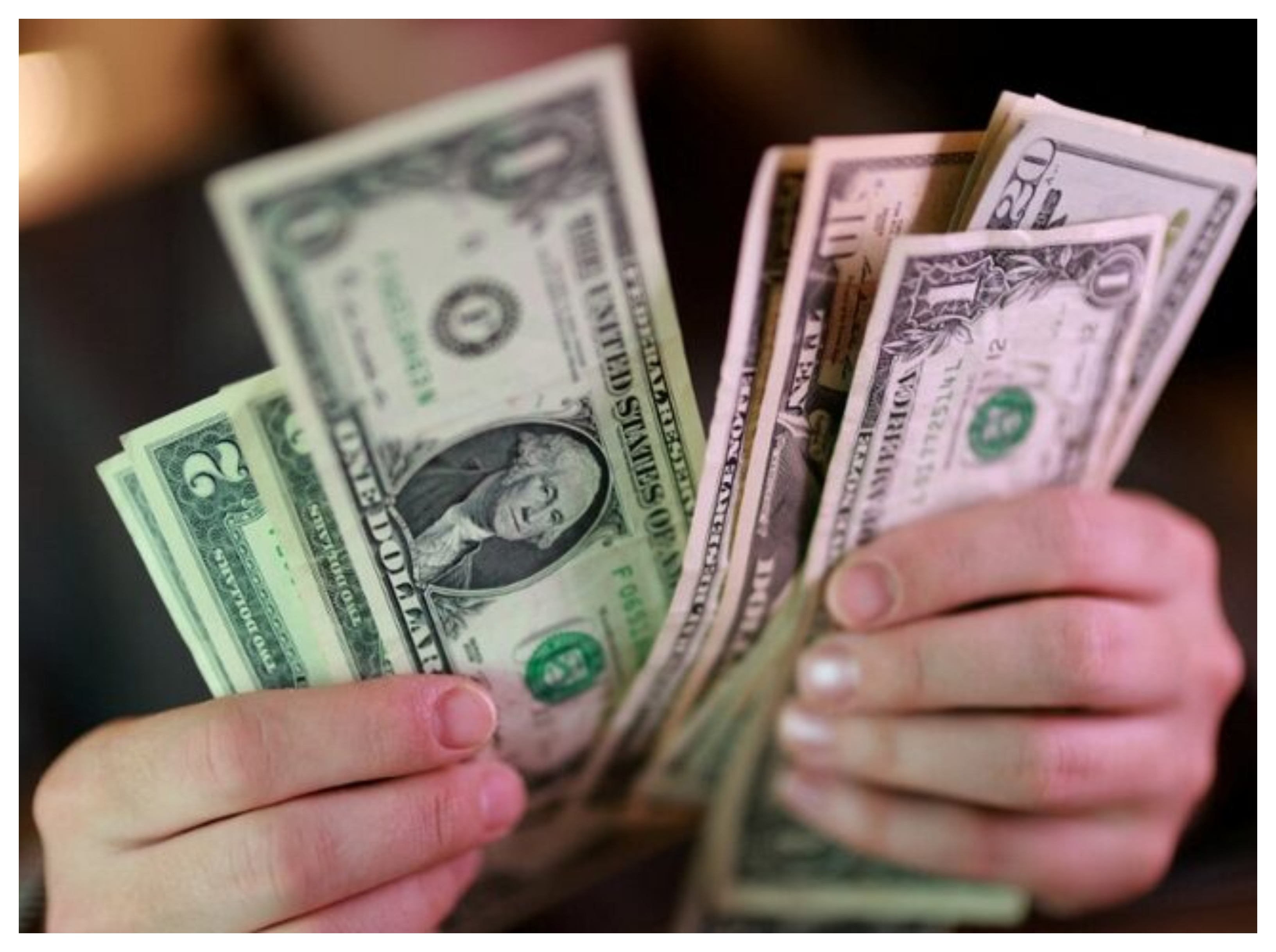 الدولار يتراجع  بعد إعلان وقف النار مع إيران